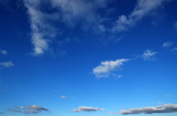 Cielo azul y nubes blancas —  Fotos de Stock