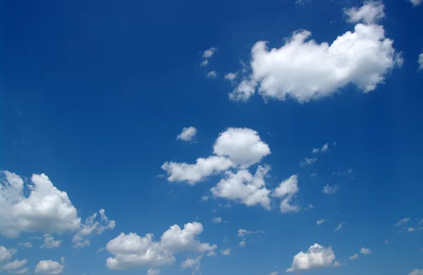 Blauer Himmel und weiße Wolken — Stockfoto