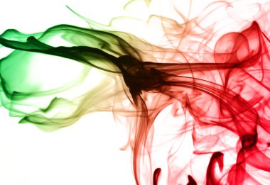 Renkli duman üzerinde beyaz izole