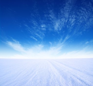 Kar dağı ve mavi gökyüzü