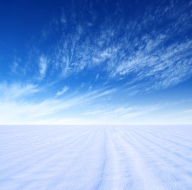 Kar dağı ve mavi gökyüzü