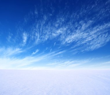 Kar dağı ve mavi gökyüzü