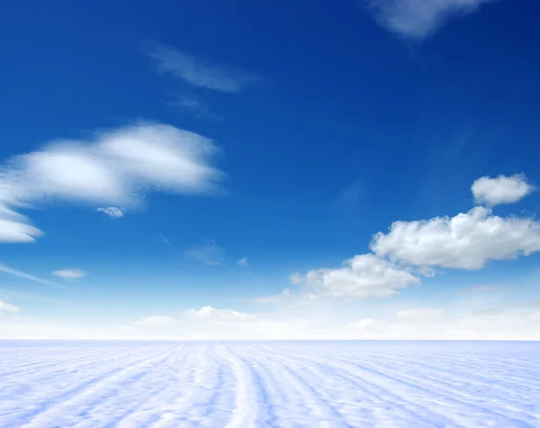 Neige montagne et ciel bleu — Photo