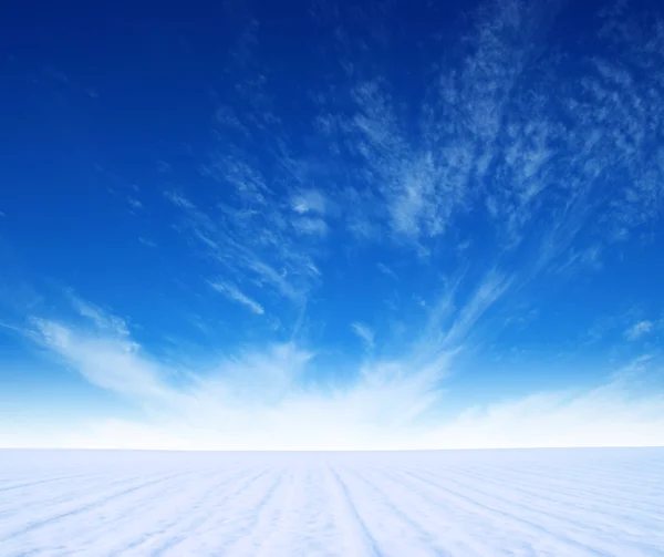 Neige montagne et ciel bleu — Photo