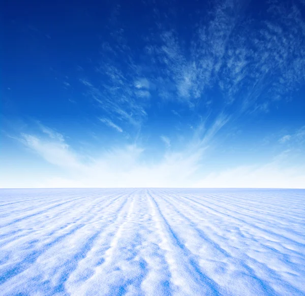 Montanha de neve e céu azul — Fotografia de Stock