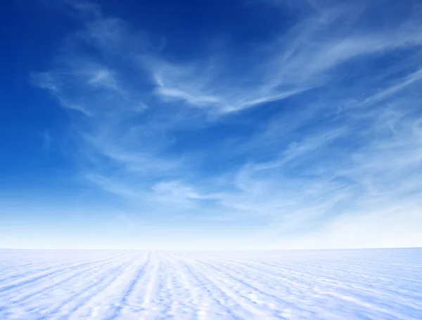 Montaña de nieve y cielo azul —  Fotos de Stock