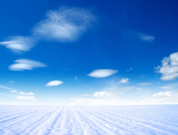 Montanha de neve e céu azul — Fotografia de Stock