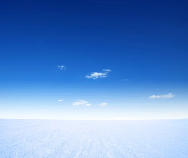 Góry śniegu i błękitne niebo — Zdjęcie stockowe