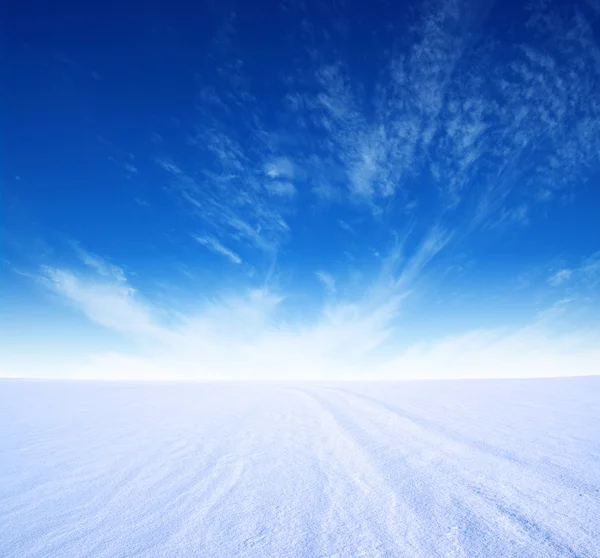 Neve montagna e cielo blu — Foto Stock