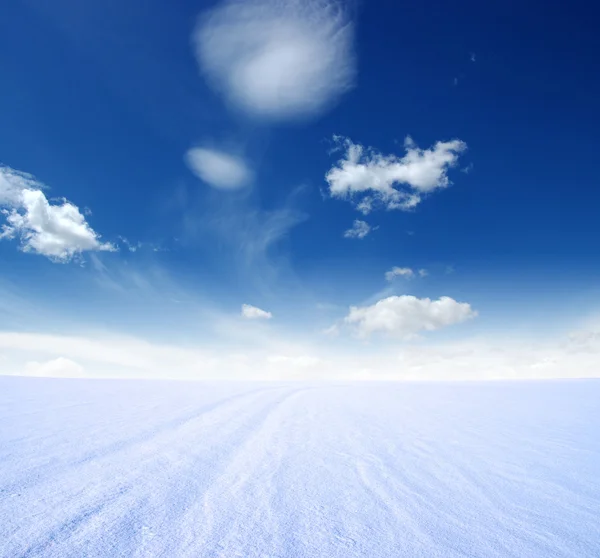 Montaña de nieve y cielo azul — Foto de Stock