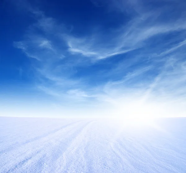 Sneeuwberg en blauwe lucht — Stockfoto