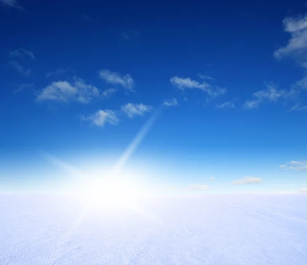 Sneeuwberg en blauwe lucht — Stockfoto