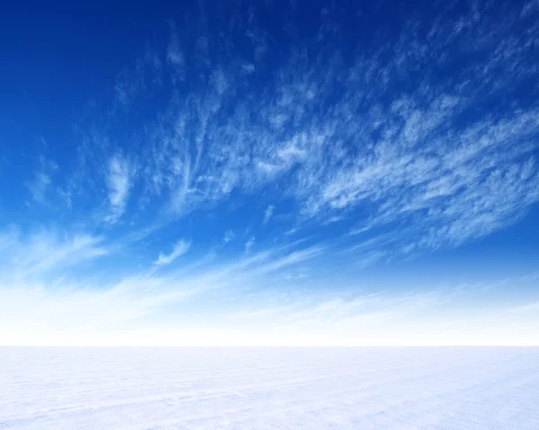 Montanha de neve e céu azul — Fotografia de Stock