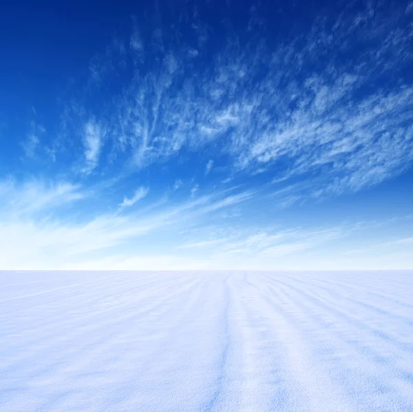 Montanha de neve e céu azul — Fotografia de Stock