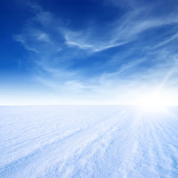 Snö berg och blå himmel — Stockfoto