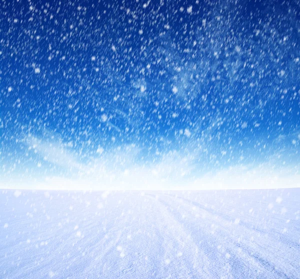 Снігова гора і блакитне небо — стокове фото