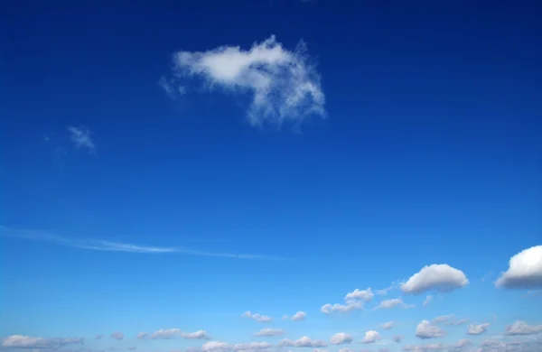 Μπλε ουρανός και άσπρα σύννεφα — Φωτογραφία Αρχείου