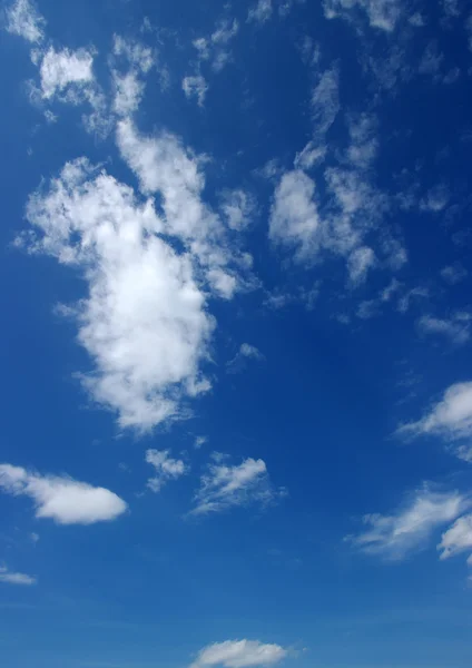 Cielo azul y nubes blancas —  Fotos de Stock