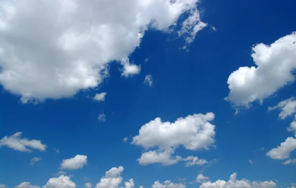 Blå himmel och vita moln — Stockfoto