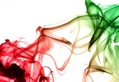 Renkli duman üzerinde beyaz izole