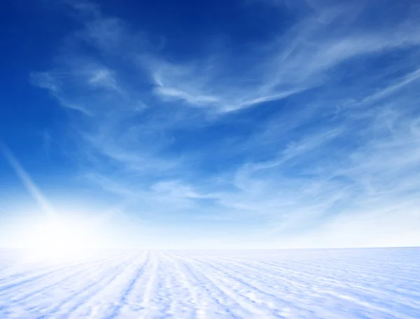 Montagna di neve e cielo — Foto Stock