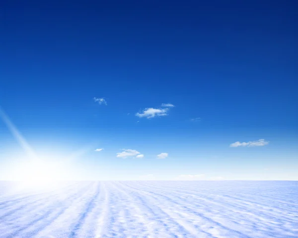 Góra śniegu i niebo — Zdjęcie stockowe