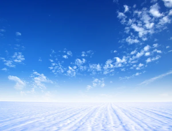 Montanha de neve e céu — Fotografia de Stock