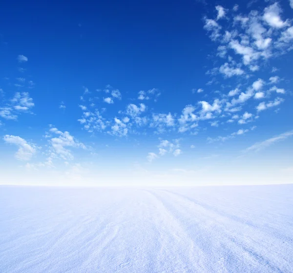 Montanha de neve e céu — Fotografia de Stock