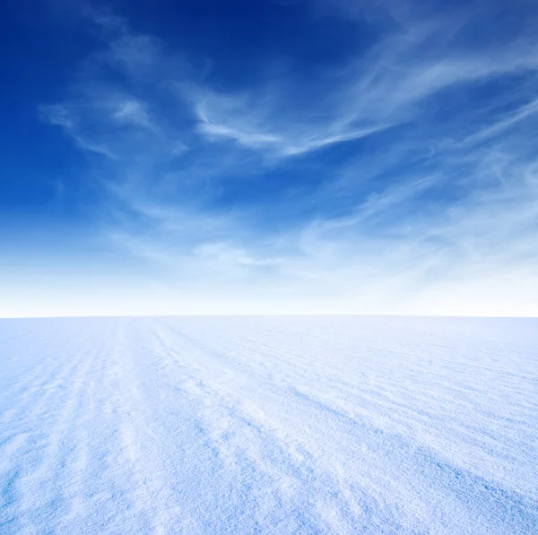Montagna di neve e cielo — Foto Stock