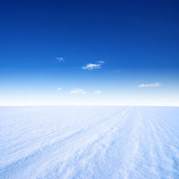 Montanha de neve e céu — Fotografia de Stock