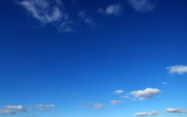 Ciel bleu et nuages blancs — Photo