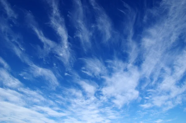 Cielo azul y nubes blancas —  Fotos de Stock