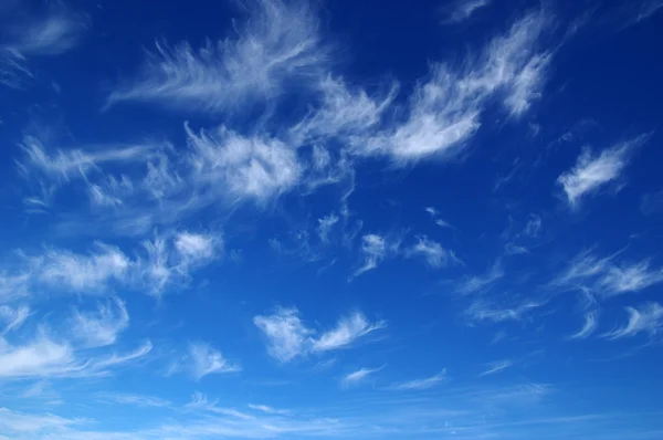 Cielo azul y nubes blancas —  Fotos de Stock