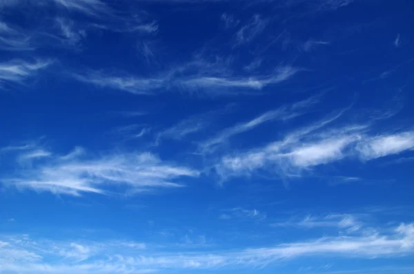 Blå himmel och vita moln — Stockfoto