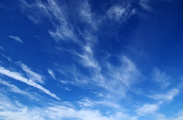 Ciel bleu et nuages blancs — Photo