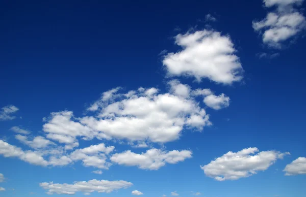 Blauer Himmel und weiße Wolken — Stockfoto