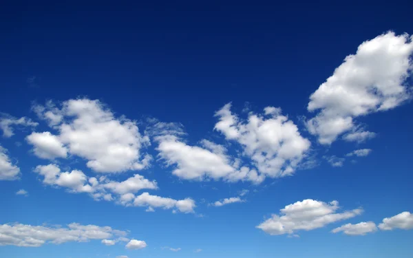 Blauer Himmel und weiße Wolken — Stockfoto