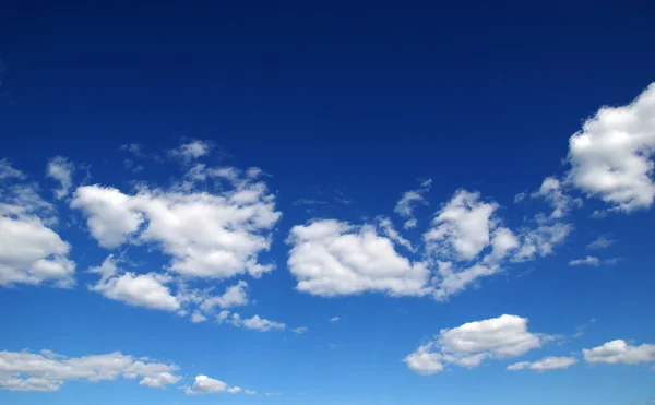 Blå himmel och vita moln — Stockfoto