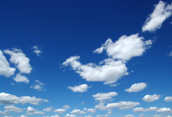 Modrá obloha a bílé mraky — Stock fotografie