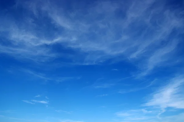 Cielo azul y nubes blancas —  Fotos de Stock