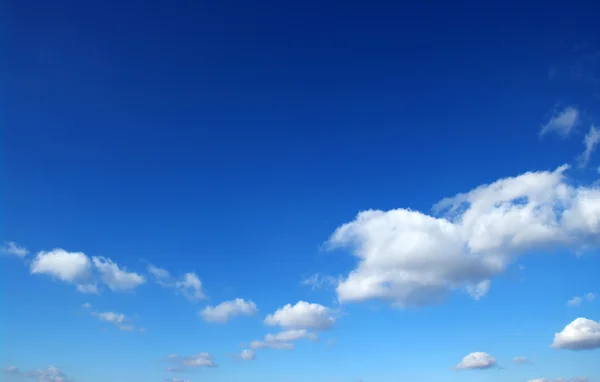 Modrá obloha a bílé mraky — Stock fotografie