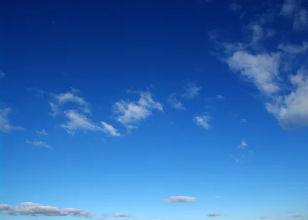 Ciel bleu et nuages blancs — Photo