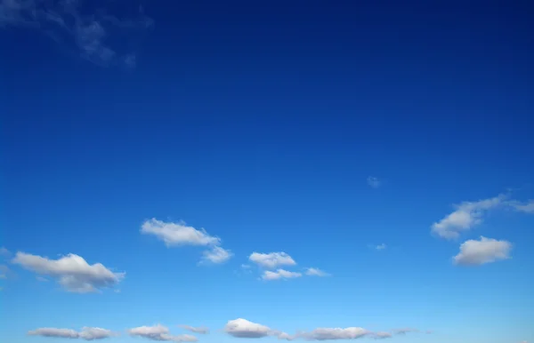 Cielo blu e nuvole bianche — Foto Stock