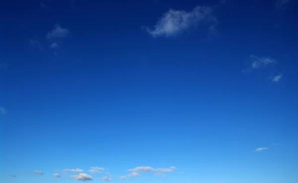 Kék ég és fehér felhők — Stock Fotó
