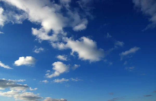 Cielo azul y nubes blancas —  Fotos de Stock