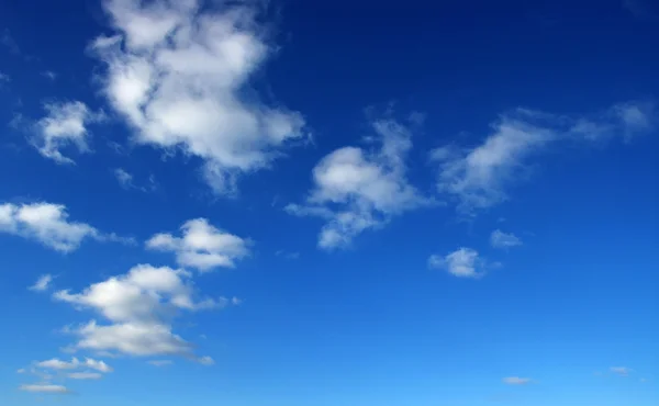 Blauer Himmel und weiße Wolken — Stockfoto