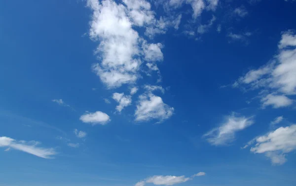 Céu azul e nuvens brancas — Fotografia de Stock