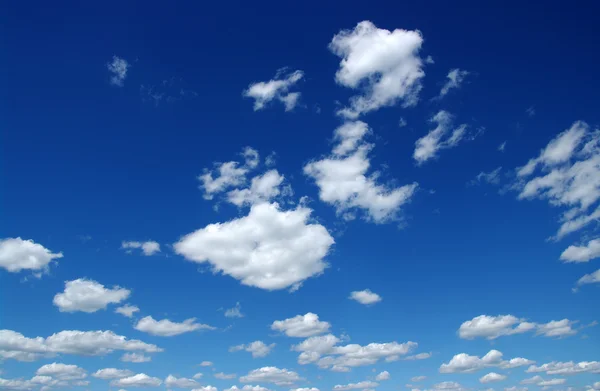 Ciel bleu et nuages blancs — Photo