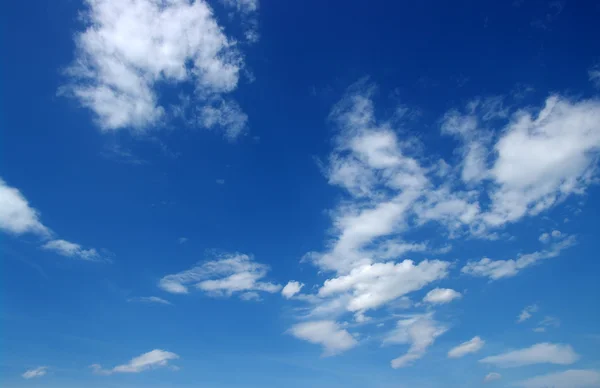 Ciel bleu et nuages blancs — Photo