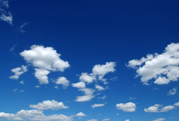 Céu azul e nuvens brancas — Fotografia de Stock